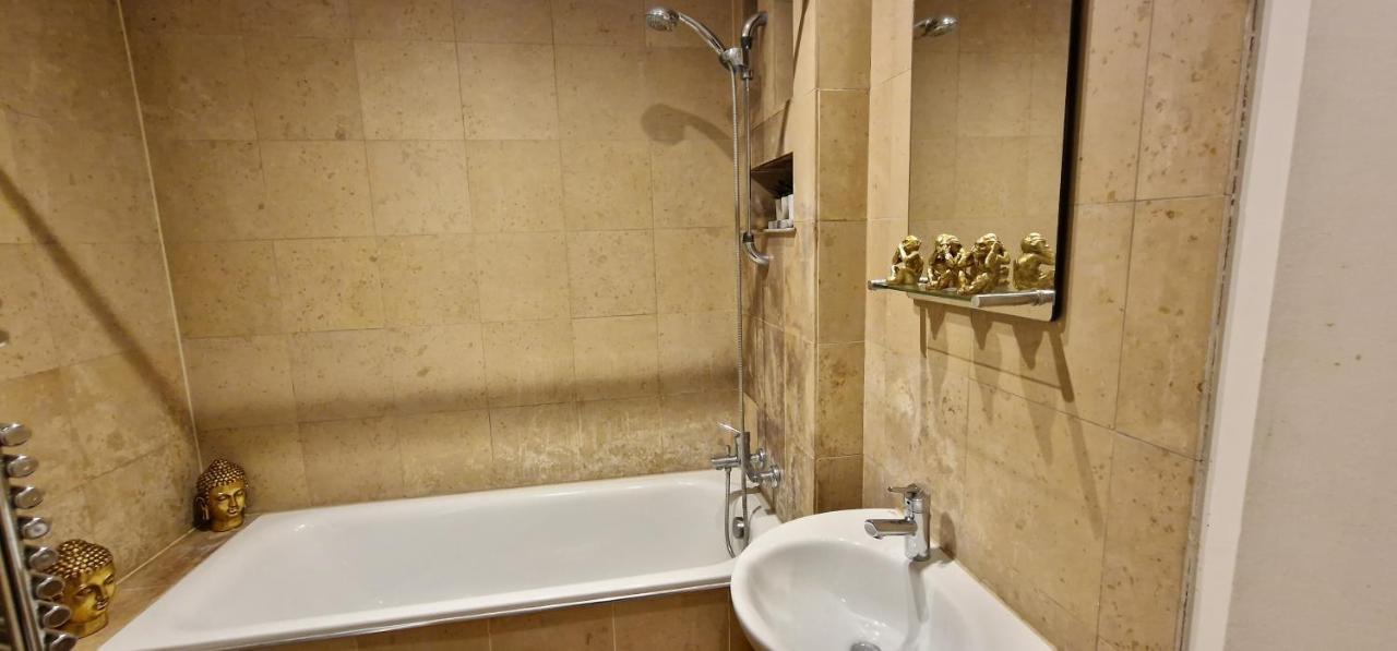 Апартаменты Action Packed Local 3Br 1 Mins Walk To Everything Лондон Экстерьер фото