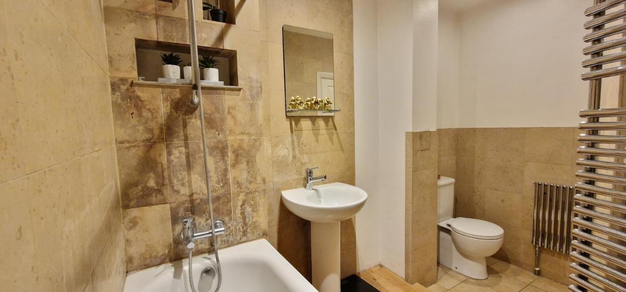 Апартаменты Action Packed Local 3Br 1 Mins Walk To Everything Лондон Экстерьер фото