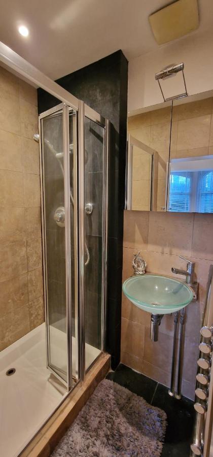 Апартаменты Action Packed Local 3Br 1 Mins Walk To Everything Лондон Экстерьер фото